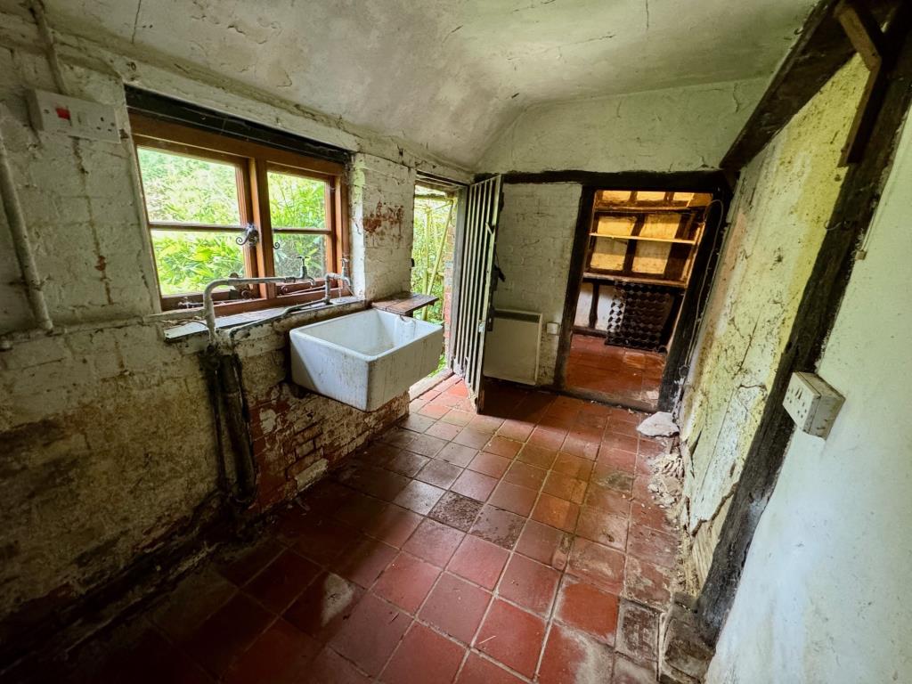 Lot: 134 - DETACHED THATCHED COTTAGE ON ALMOST TWO ACRE PLOT WITH DETACHED THATCHED OUTBUILDING - Kitchen